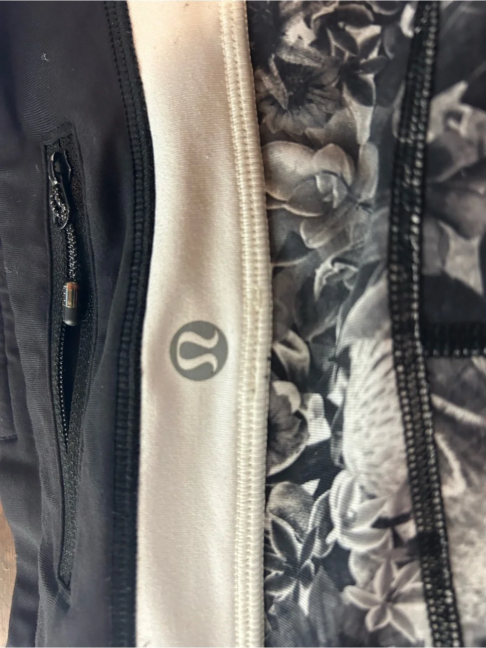 Lululemon Black & White Floral Active Leggings. Size 6. NWTGS
